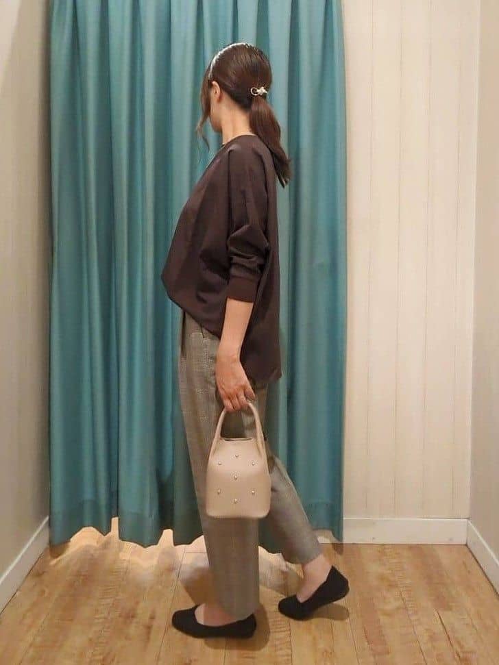 kawa.さんの「SHOO･LA･RUE｜【高レビュー/SS-LL/美脚シルエット】すっきりきれい見え テーパードパンツ」を使ったコーディネート