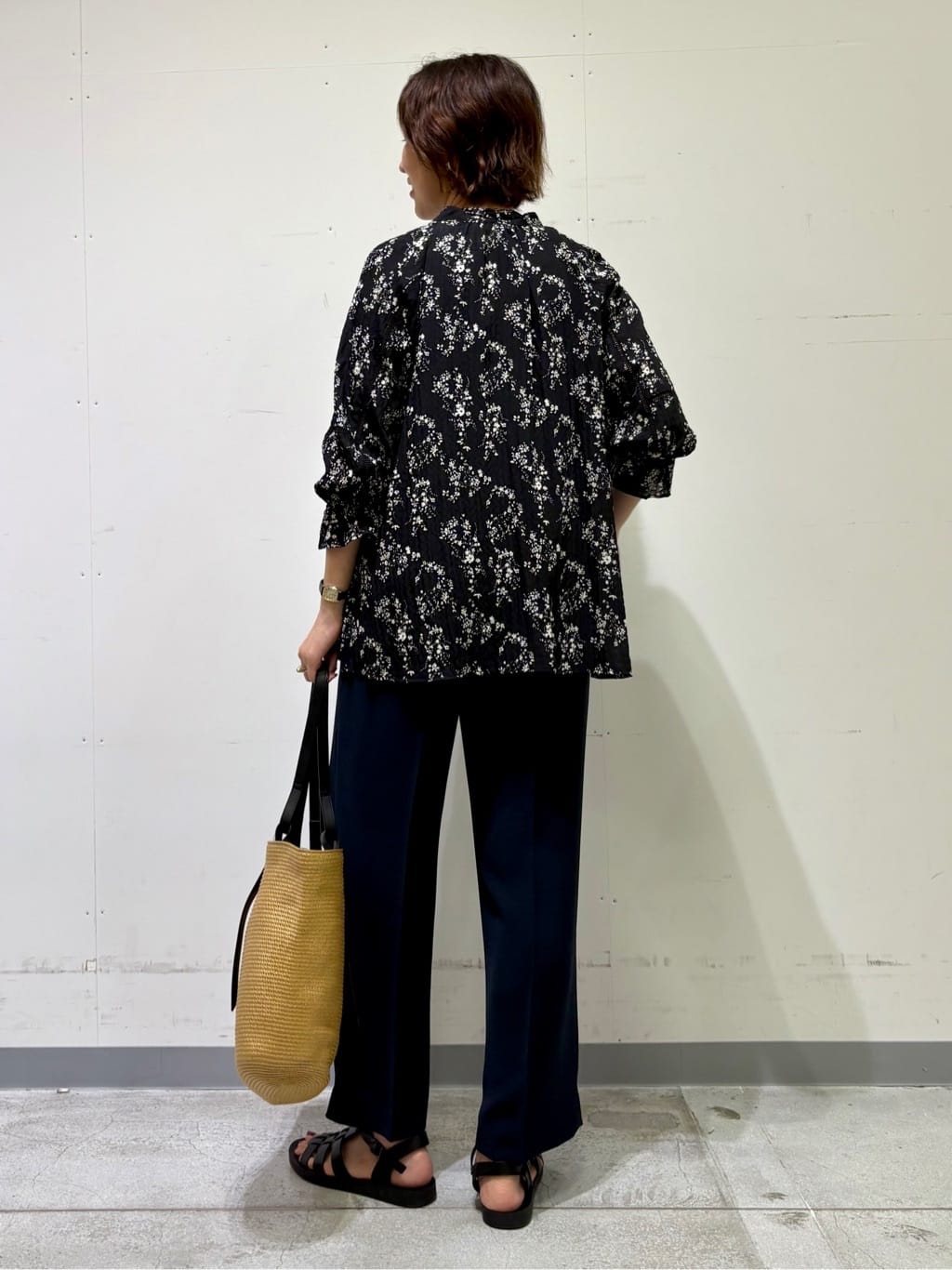 yuriさんの「INDIVI｜【モノトーン小花柄／シャーリング素材】ボリューム袖エアリーブラウス」を使ったコーディネート