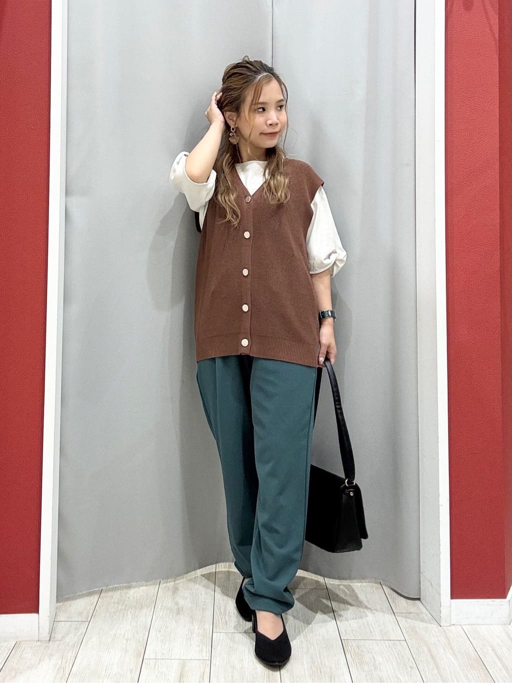 shioさんの「SHOO･LA･RUE｜【S-LL】ゴールドボタンが上品 大人のニットベスト」を使ったコーディネート