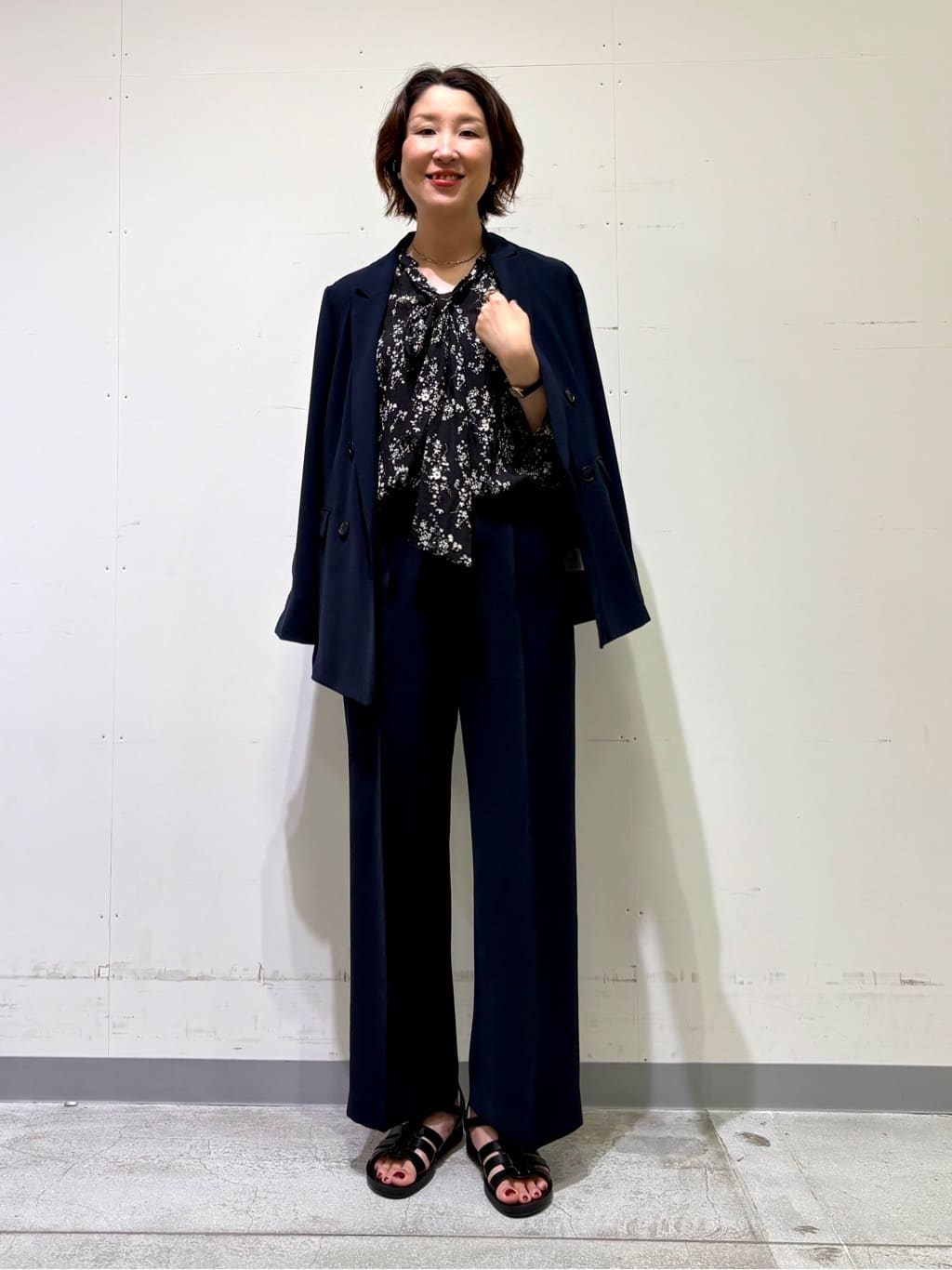 yuriさんの「INDIVI｜【モノトーン小花柄／シャーリング素材】ボリューム袖エアリーブラウス」を使ったコーディネート