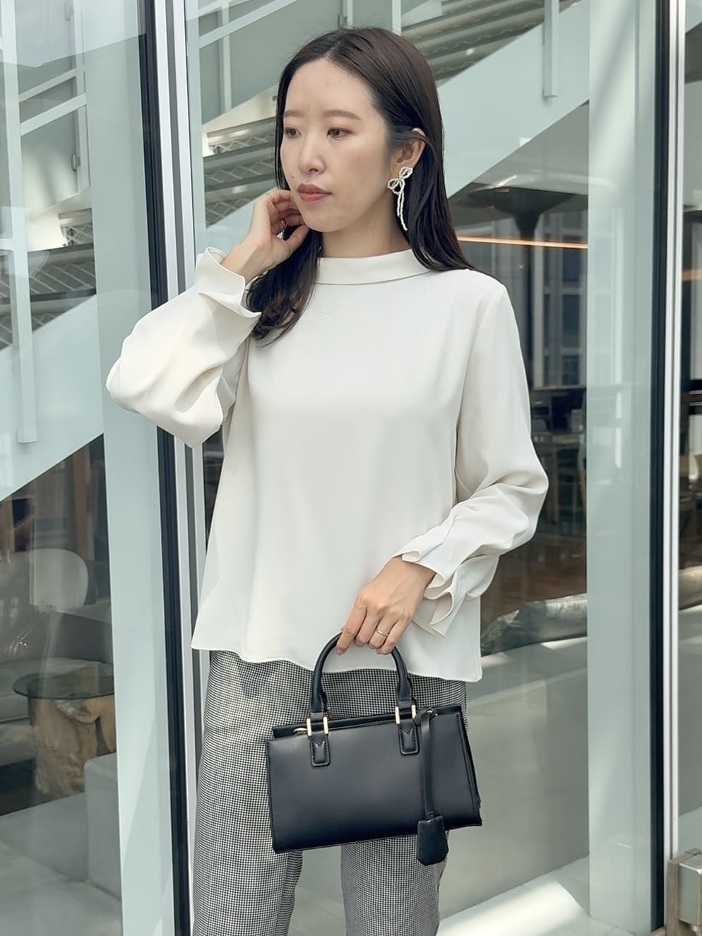 teiさんの「Couture brooch｜【大人可愛い・通勤】ロールカラーバックリボンブラウス」を使ったコーディネート