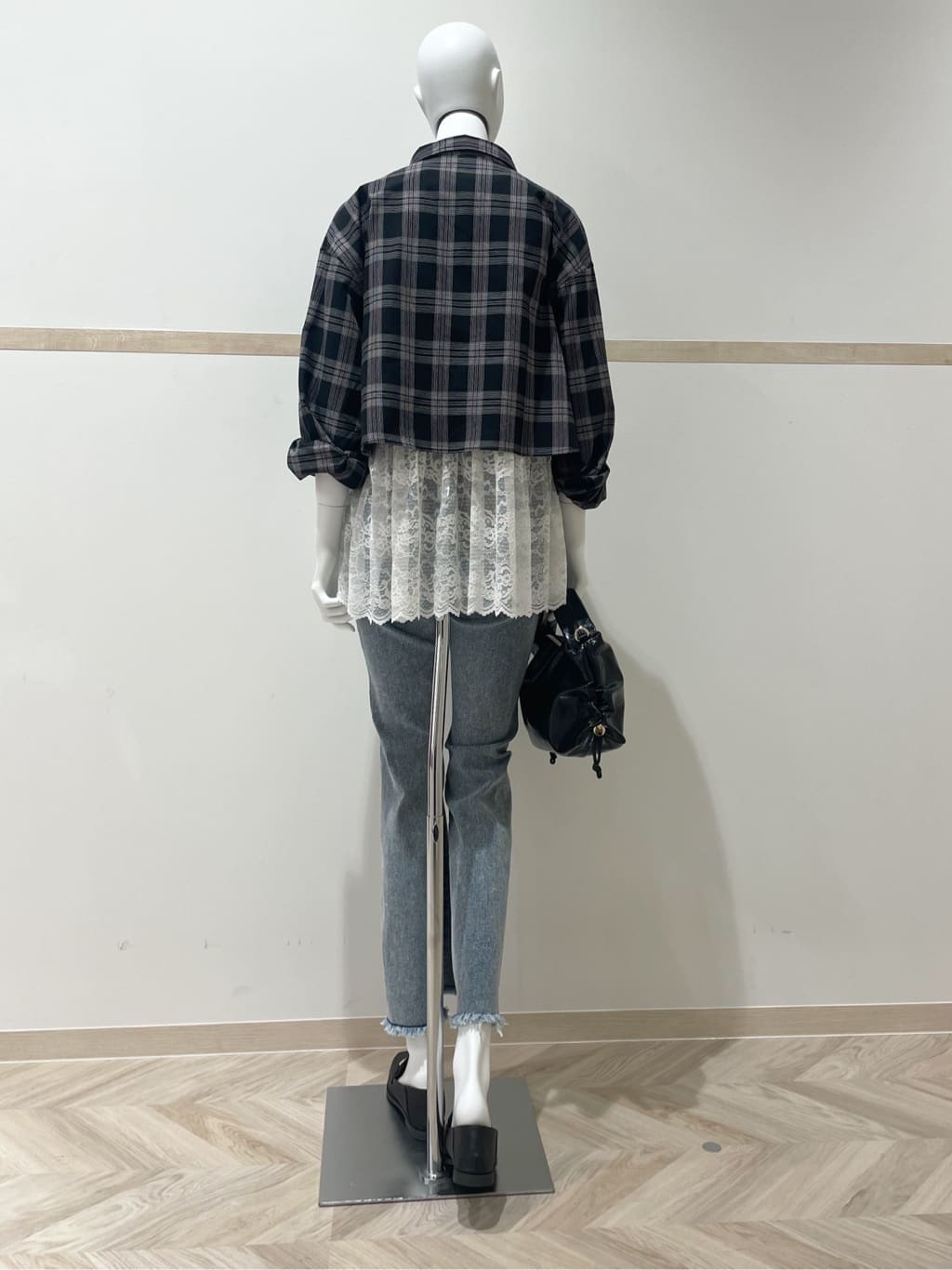 KOHさんの「SHOO･LA･RUE｜【2点セット】ハーフスリーブミニ裏毛プルオーバー＆レースタンクトップセット」を使ったコーディネート