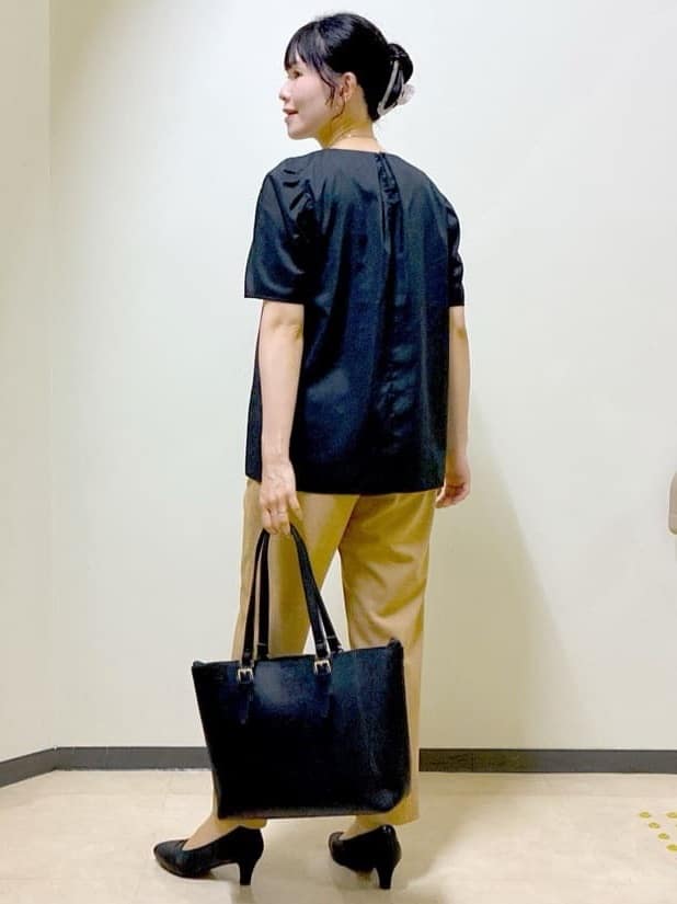  beni_gingerさんの「Reflect｜【マシンウォッシュ可／ウエストゴム仕様】キレイめリラクシーパンツ」を使ったコーディネート