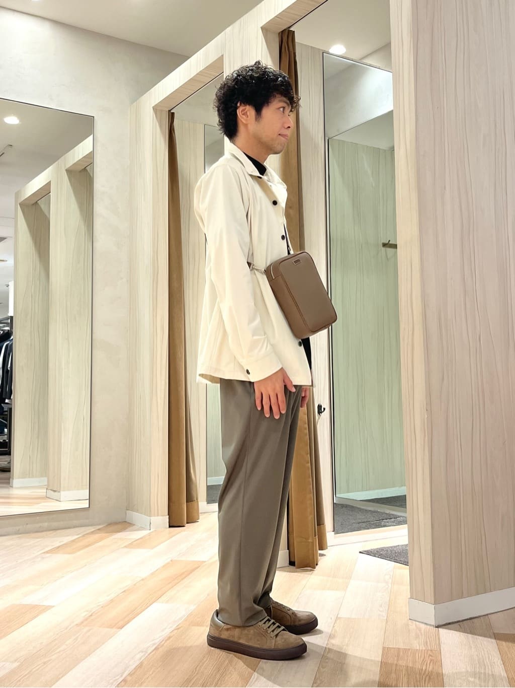 URAさんの「TAKEO KIKUCHI｜【3D ナイロン ストレッチ】スタンドカラー シャツブルゾン」を使ったコーディネート