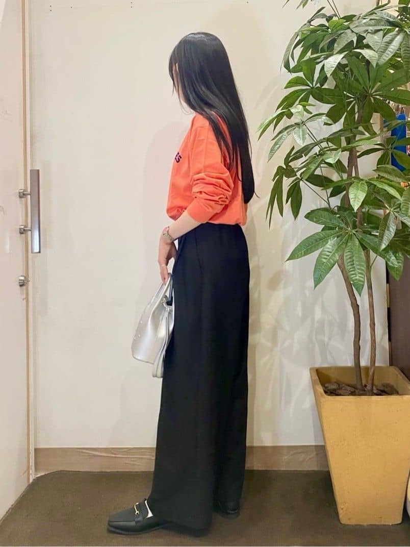 AYUMIさんの「SHOO･LA･RUE｜グラフィックアソート ベーシックロンT」を使ったコーディネート