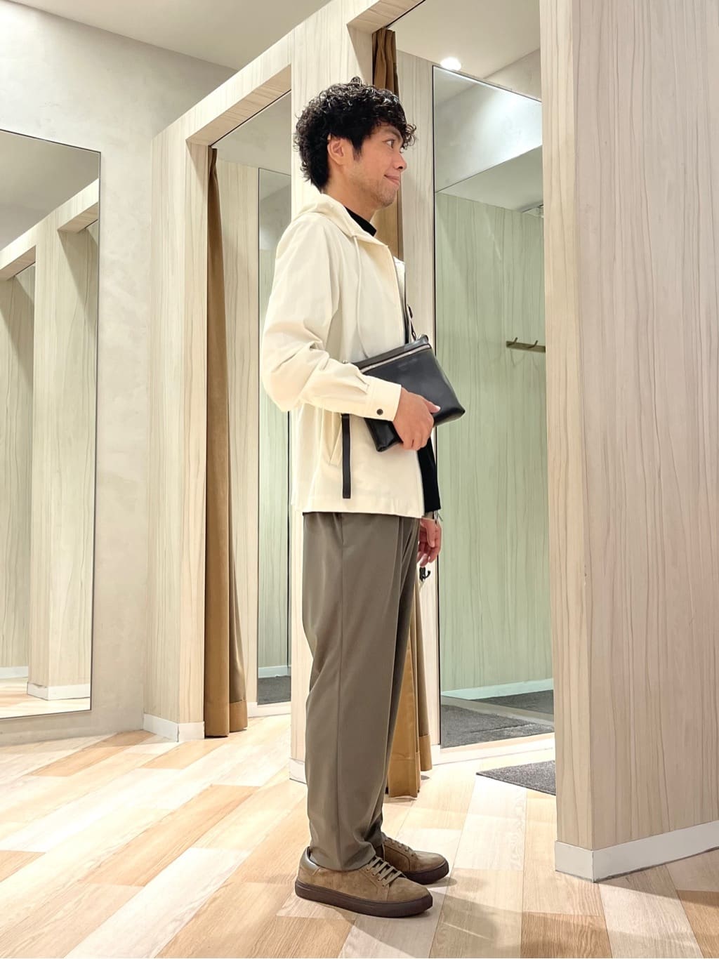 URAさんの「TAKEO KIKUCHI｜【3D ナイロン ストレッチ】ジップアップ フードブルゾン」を使ったコーディネート