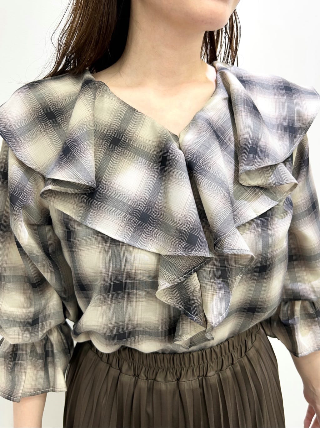 shionさんの「SHOO･LA･RUE｜【S-LL】1枚で華やか チェック柄フリルブラウス」を使ったコーディネート