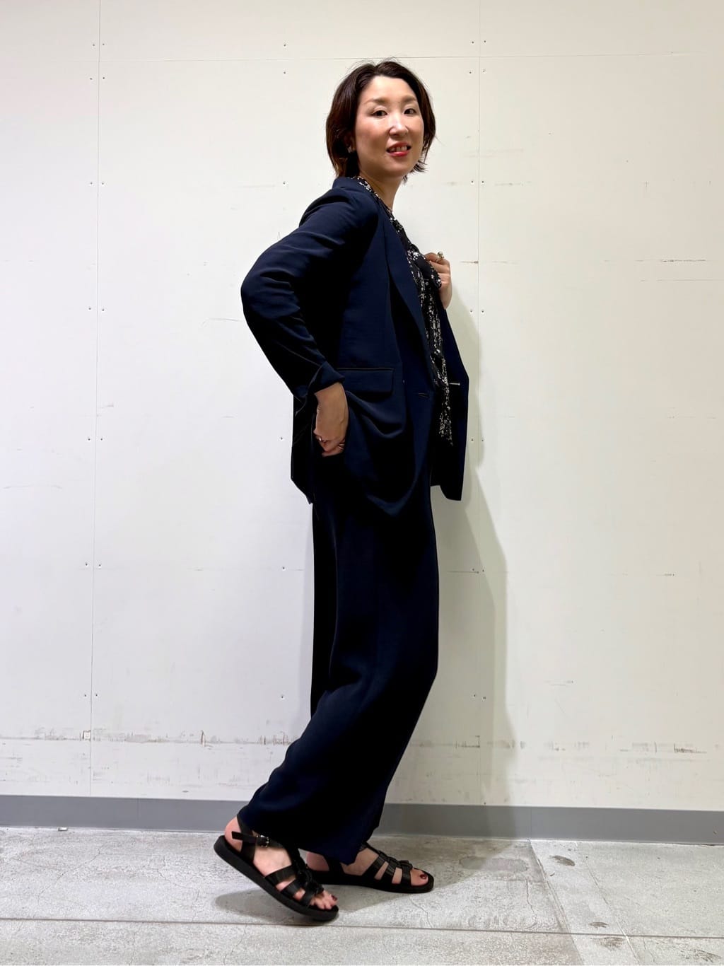 yuriさんの「INDIVI｜【モノトーン小花柄／シャーリング素材】ボリューム袖エアリーブラウス」を使ったコーディネート