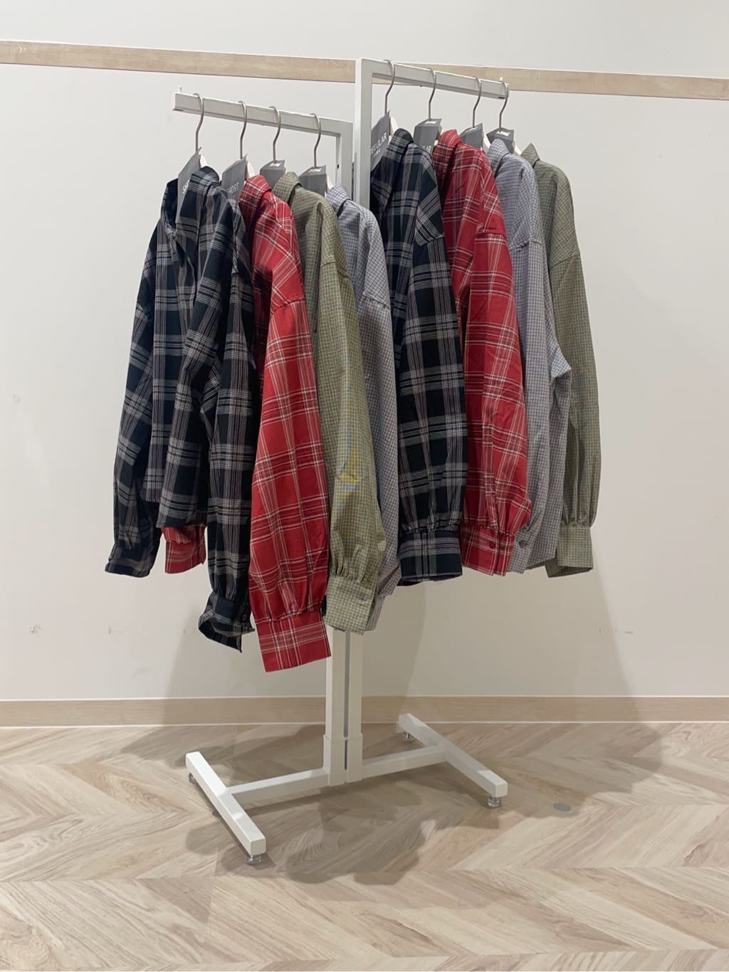 KOHさんの「SHOO･LA･RUE｜【2点セット】ハーフスリーブミニ裏毛プルオーバー＆レースタンクトップセット」を使ったコーディネート