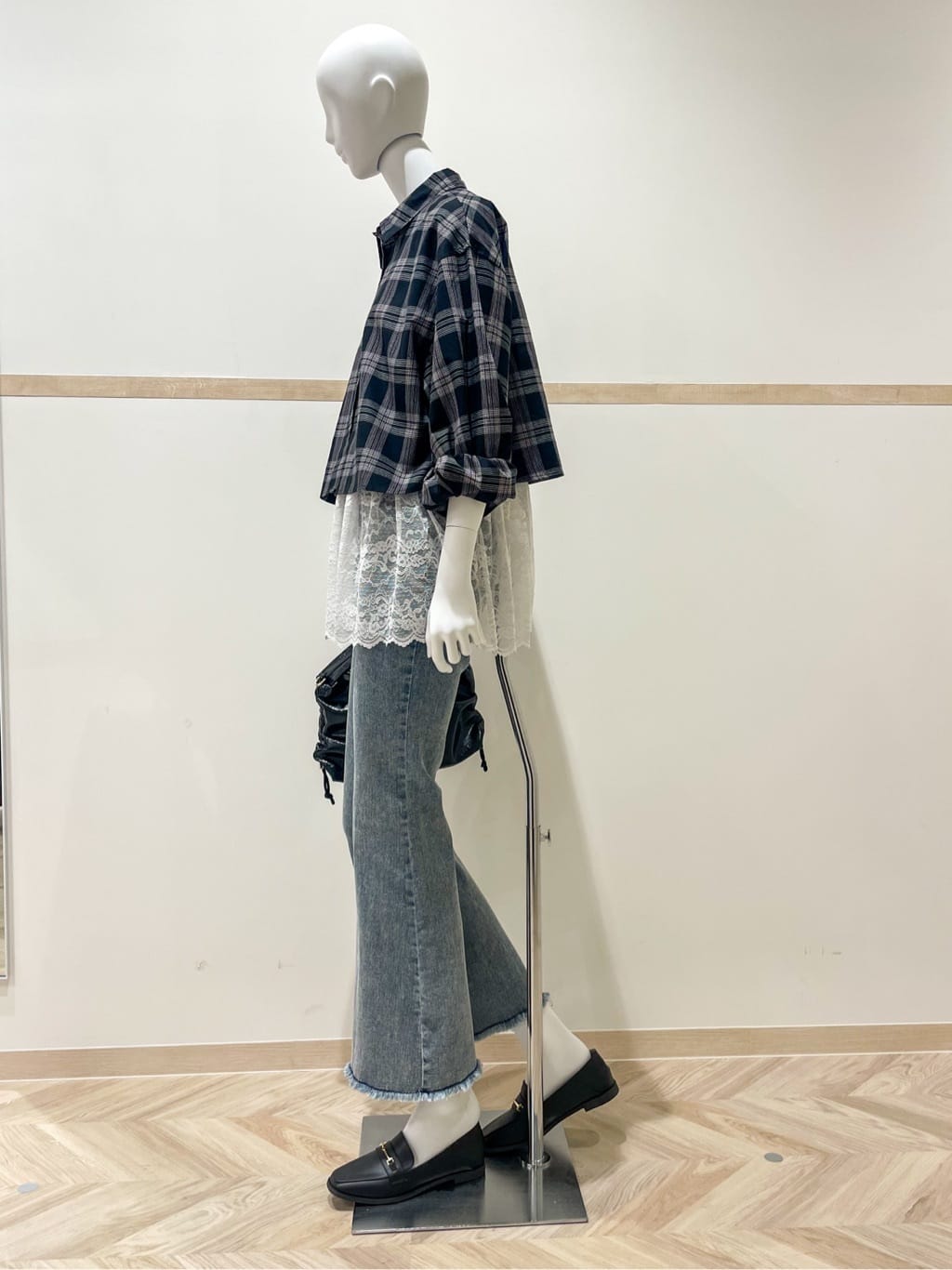 KOHさんの「SHOO･LA･RUE｜【2点セット】ハーフスリーブミニ裏毛プルオーバー＆レースタンクトップセット」を使ったコーディネート