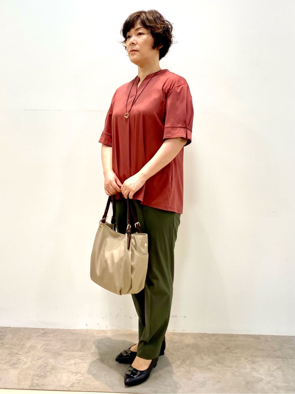 oharaさんの「Reflect｜【すっきり見え！長め丈／マシンウォッシュ可】スキッパーネックジャージトップス」を使ったコーディネート