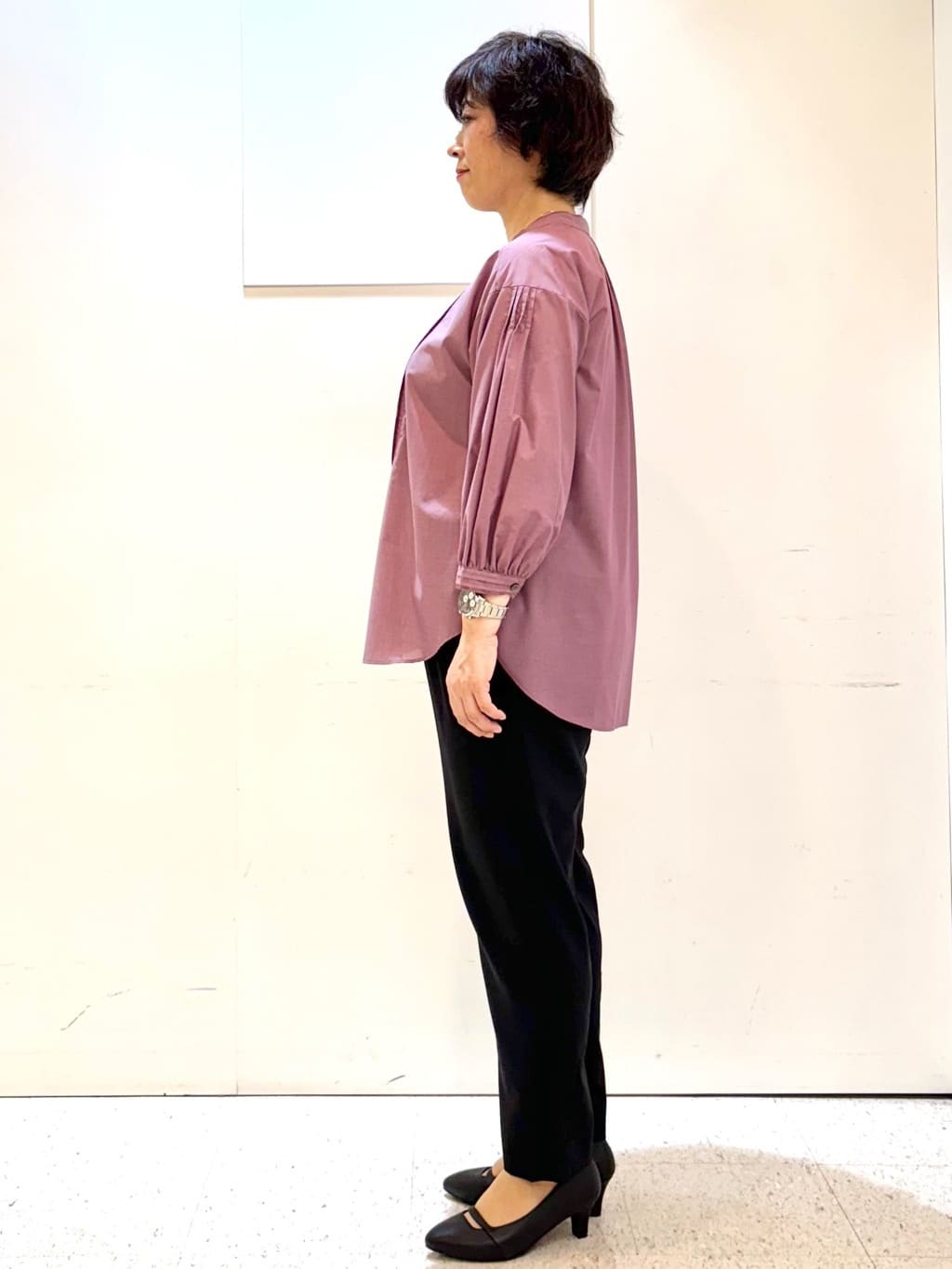 ヤスコさんの「Reflect｜【程よいゆとり感／体型カバー】ピンタックデザインシャンブレーブラウス」を使ったコーディネート