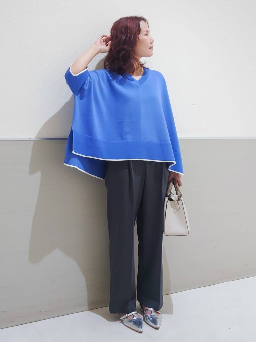 maruさんの「THE SHOP TK｜Vネックドルマンニット【毛玉になりにくい/洗濯機OK】」を使ったコーディネート