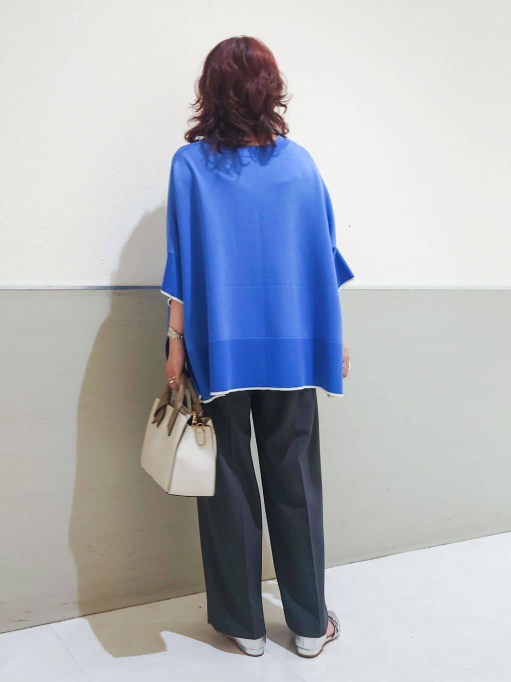 maruさんの「THE SHOP TK｜Vネックドルマンニット【毛玉になりにくい/洗濯機OK】」を使ったコーディネート