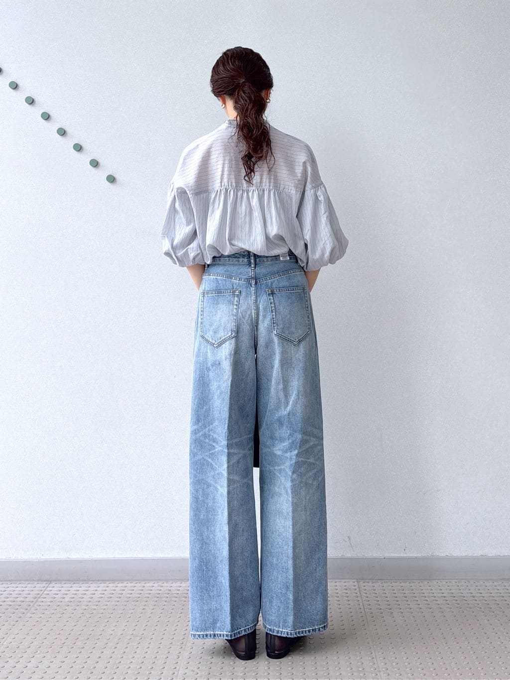 saitoさんの「DRESSTERIOR｜ヴィンテージ加工ワイドデニムパンツ」を使ったコーディネート
