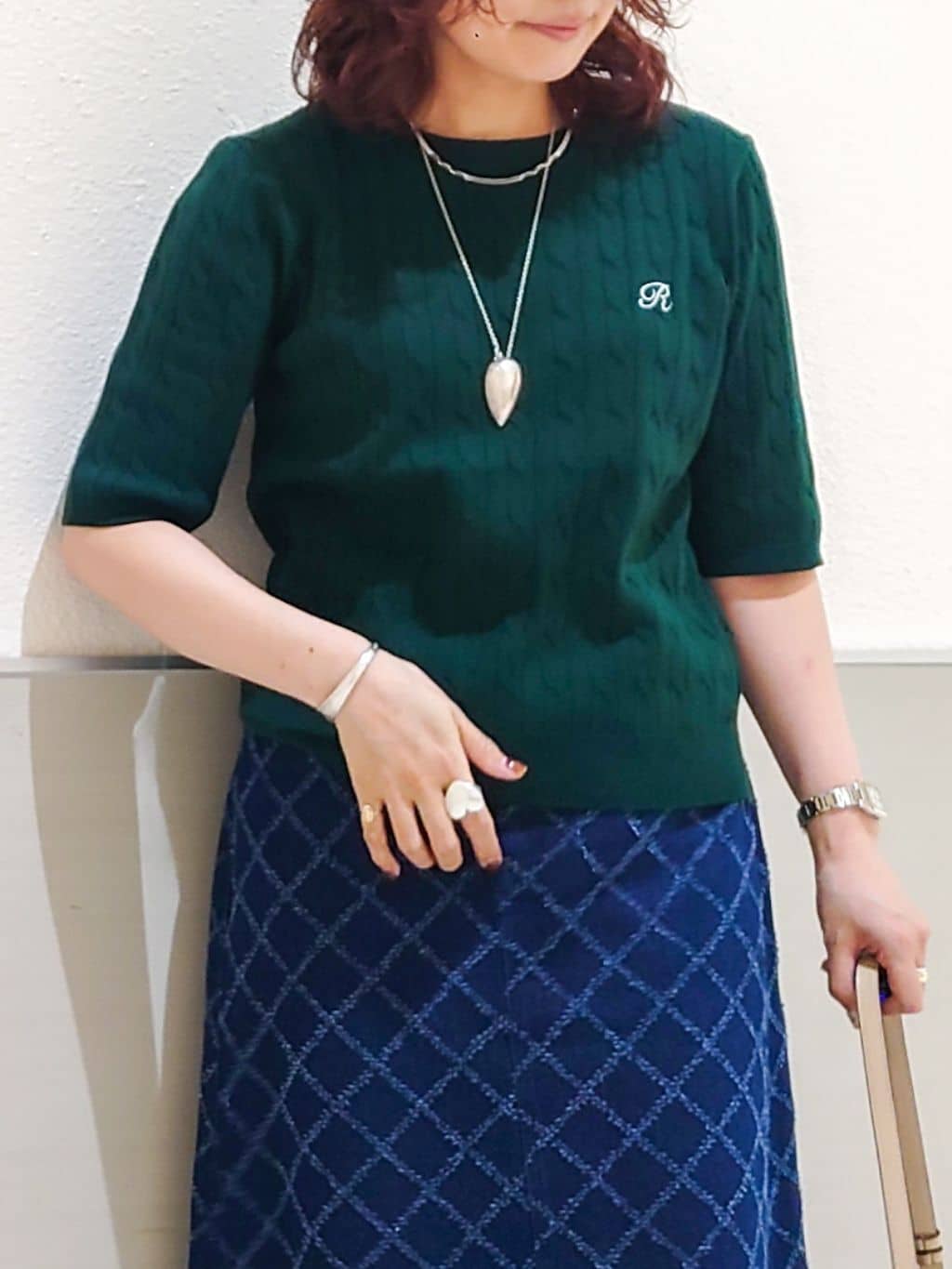 maruさんの「THE SHOP TK｜ワンポイント刺繍ケーブル半袖ニット【洗濯機OK】」を使ったコーディネート