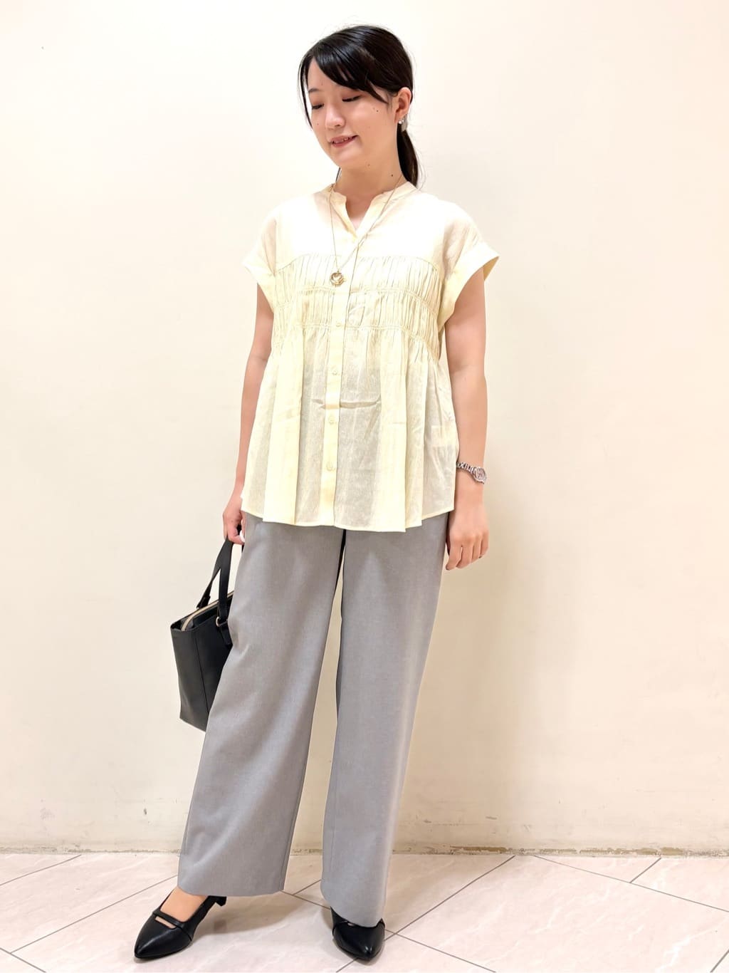 mikiさんの「Reflect｜【二の腕さりげなくカバー】シャーリングブラウス」を使ったコーディネート