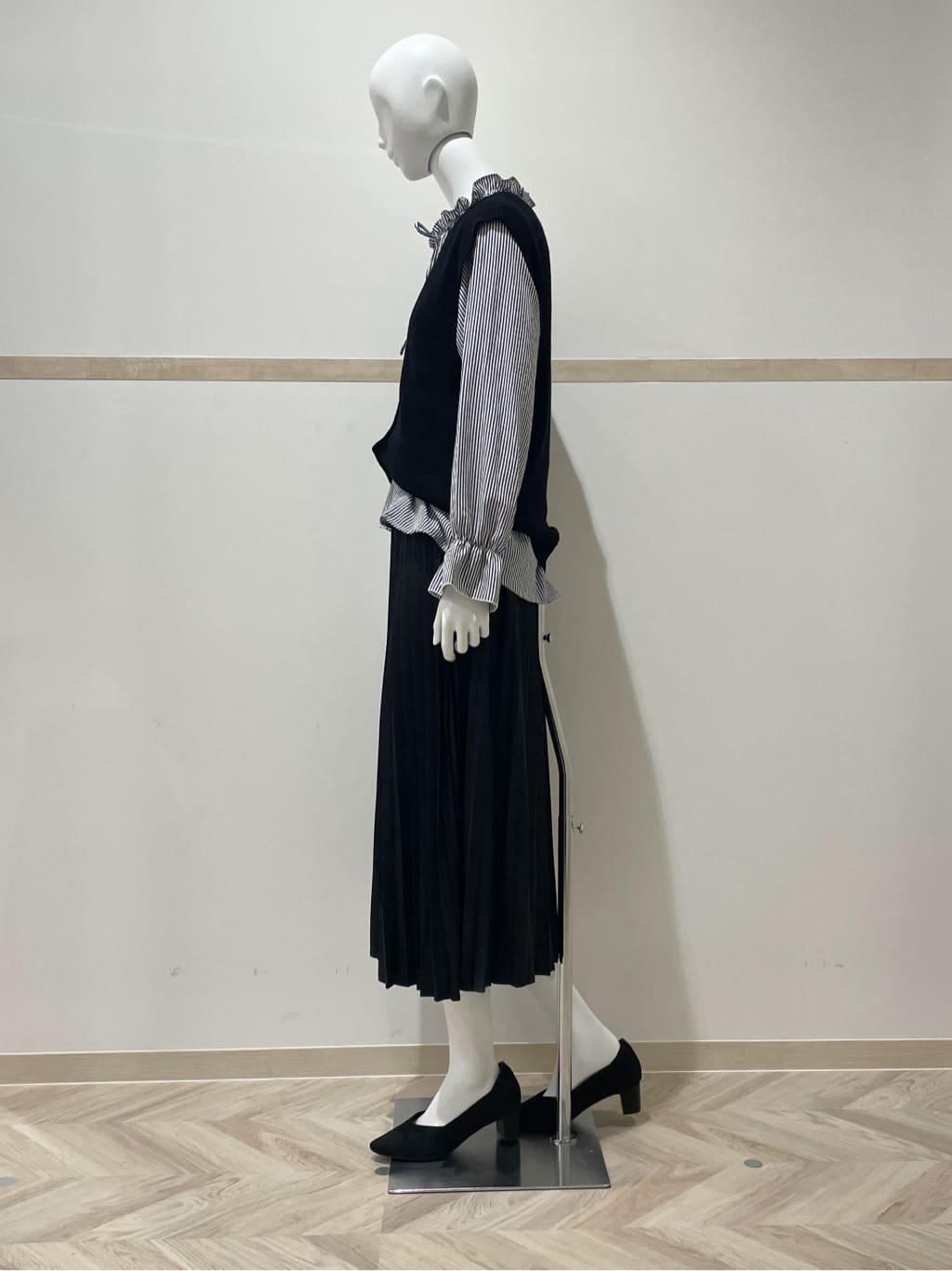 KOHさんの「SHOO･LA･RUE｜【S-LL】ゴールドボタンが上品 大人のニットベスト」を使ったコーディネート