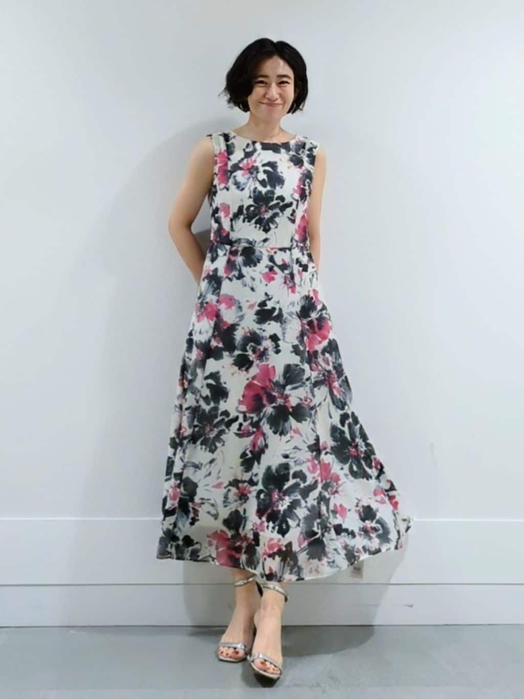 ミズタさんの「UNTITLED｜【シアー/エレガント/花柄/夏ワンピ】ペイントフラワーワンピース」を使ったコーディネート