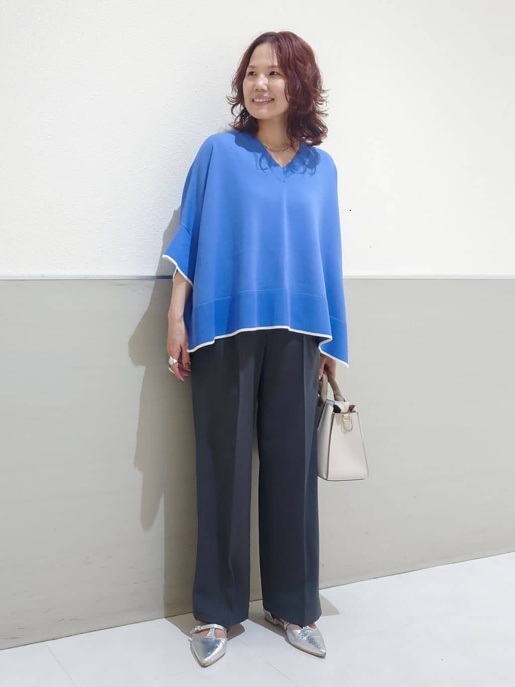 maruさんの「THE SHOP TK｜Vネックドルマンニット【毛玉になりにくい/洗濯機OK】」を使ったコーディネート