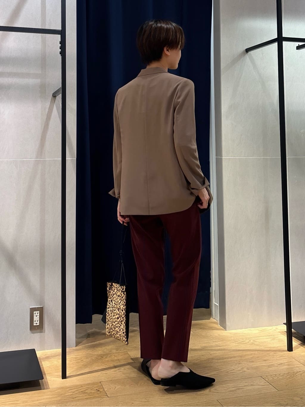 kanaeさんの「INDIVI｜人気NO.1【褒められパンツ／高ストレッチ／ウエストゴム】タックテーパードパンツ」を使ったコーディネート