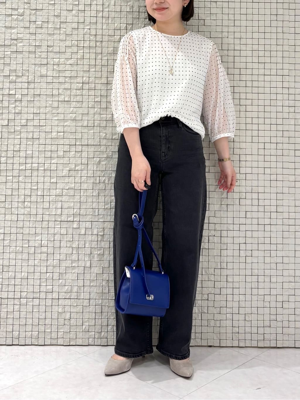 sakuさんの「INDIVI｜【褒められデニム】ワイドストレート デニムパンツ」を使ったコーディネート