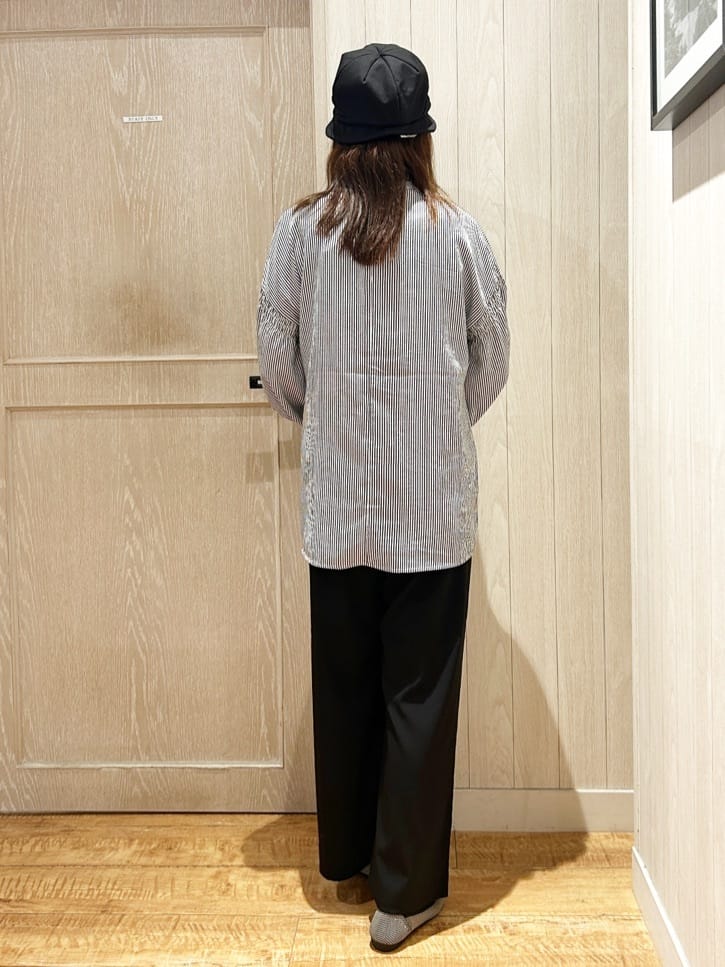 yukaさんの「SHOO･LA･RUE｜【洗濯後しわになりにくい/吸水速乾/UVカット】着こなしで雰囲気いろいろ　お袖シャーリングシャツ」を使ったコーディネート