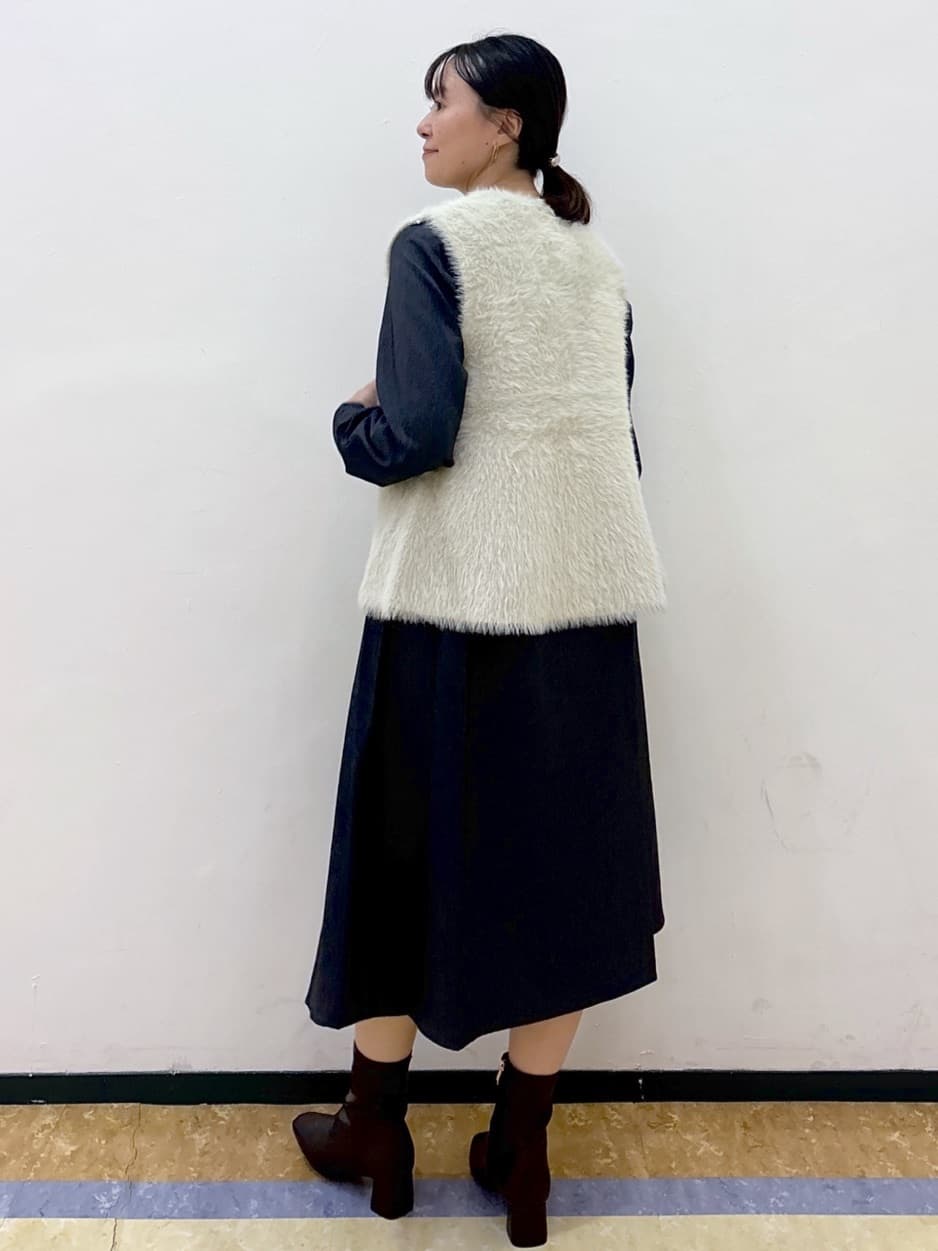 akariさんの「index｜《andGIRL掲載》フェザーペプラムジレ【洗濯機OK／抗ピル】」を使ったコーディネート