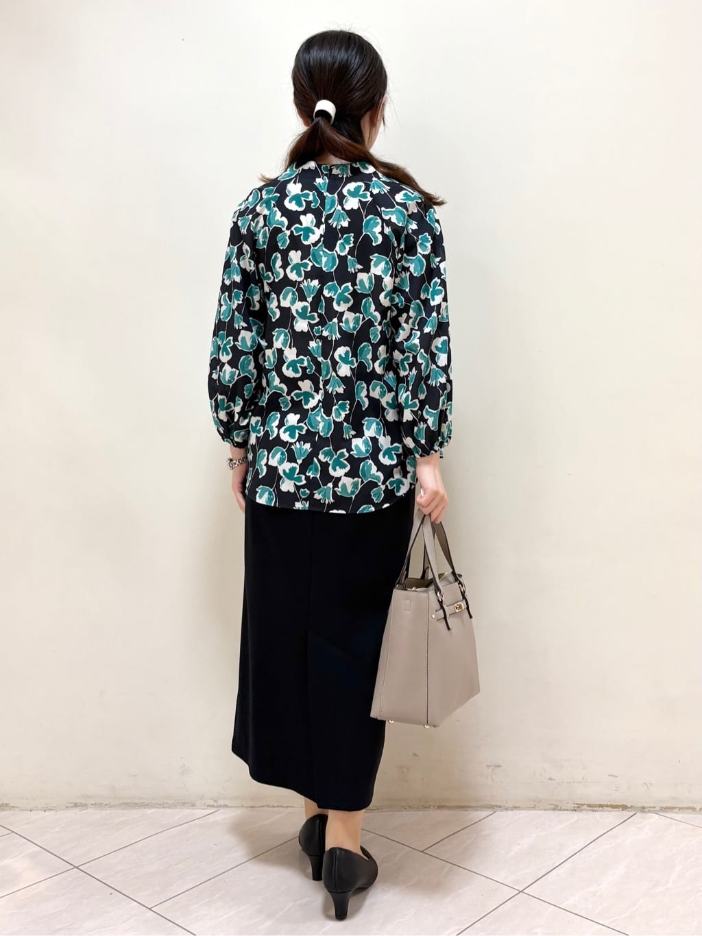 mikiさんの「Reflect｜【ジャケットのインナーにおすすめ◎】花柄タックデザインブブラウス」を使ったコーディネート
