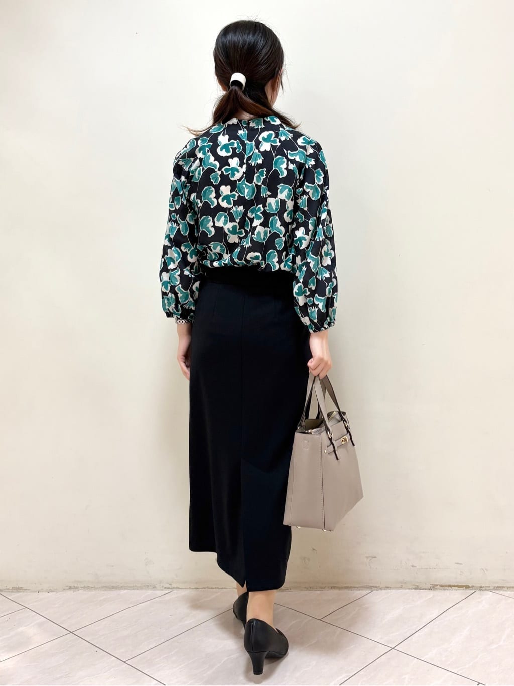mikiさんの「Reflect｜【ジャケットのインナーにおすすめ◎】花柄タックデザインブブラウス」を使ったコーディネート