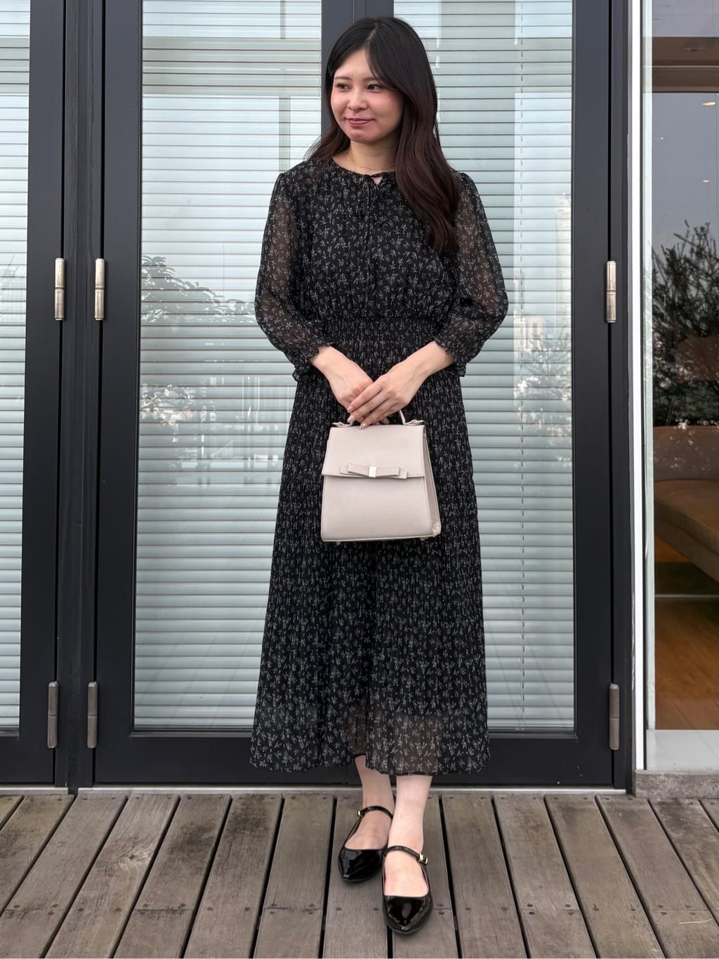 AOIさんの「Couture brooch｜【一枚で着映える・花柄・通勤】前後2WAYシフォン楊柳小花ワンピース」を使ったコーディネート