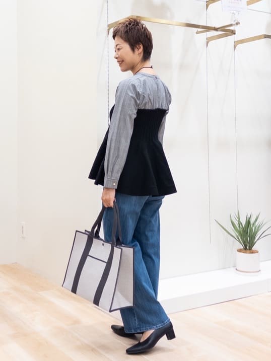 シュウコさんの「grove｜一枚でトレンド完成！体型カバーも叶うニットビスチェドッキングブラウス」を使ったコーディネート