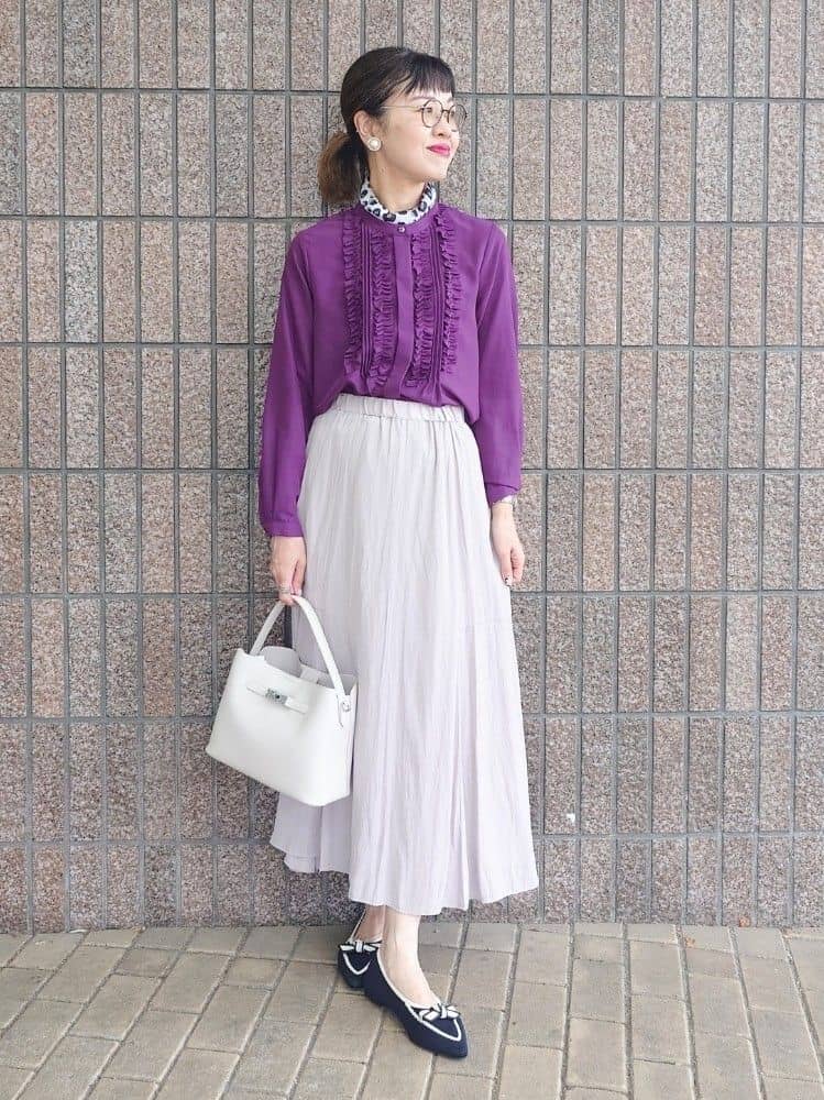 MUTSUKOさんの「UNTITLED｜【1枚で着映え/オンオフ着回し】フリルサテンブラウス」を使ったコーディネート