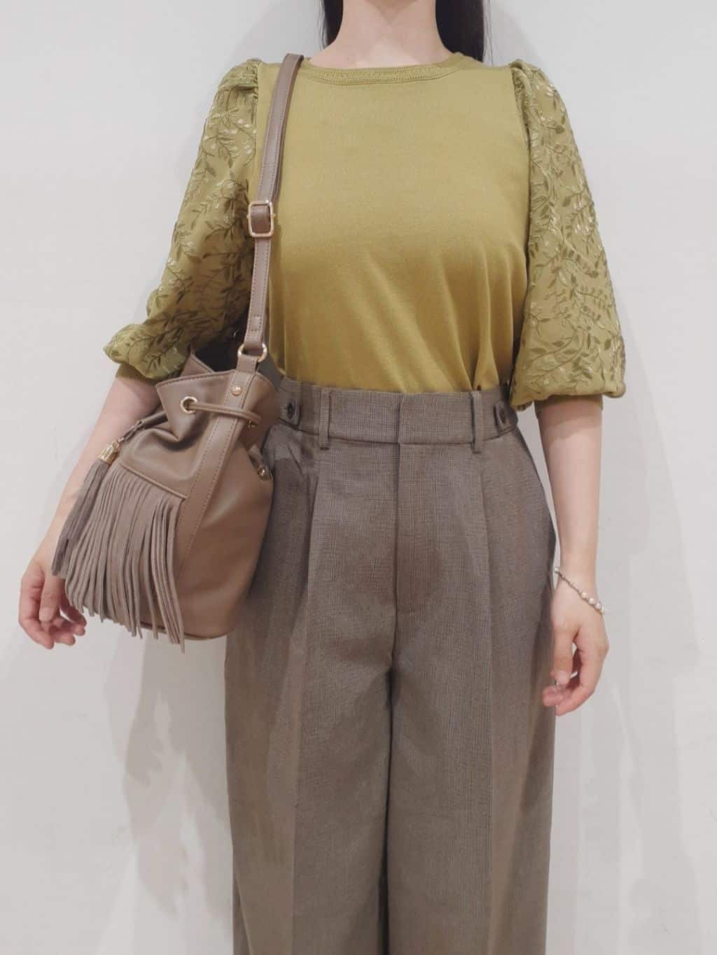 にこさんの「grove｜【二の腕カバー】繊細さと上品さをまとう袖刺繍プルオーバーニット」を使ったコーディネート