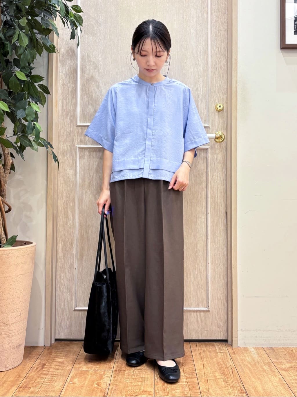 なみさんの「SHOO･LA･RUE｜【洗濯後しわになりにくい/UV/吸水速乾】大人きれいな バンドカラーシャツ」を使ったコーディネート