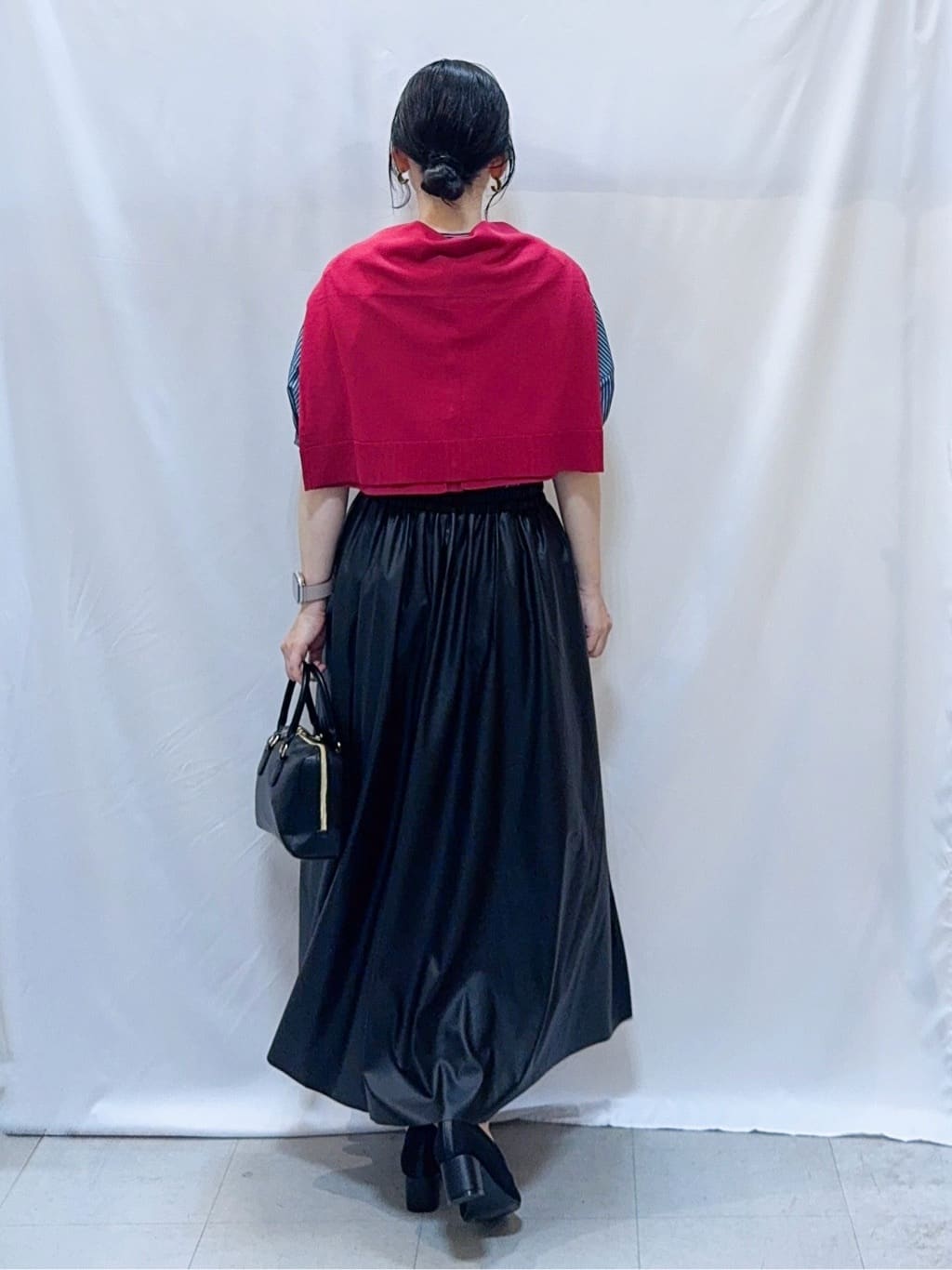 𝐇𝐢𝐫𝐨𝐦𝐢さんの「SHOO･LA･RUE｜【洗える/S-LL】上品なラメ使い クルーネック ニットカーディガン」を使ったコーディネート