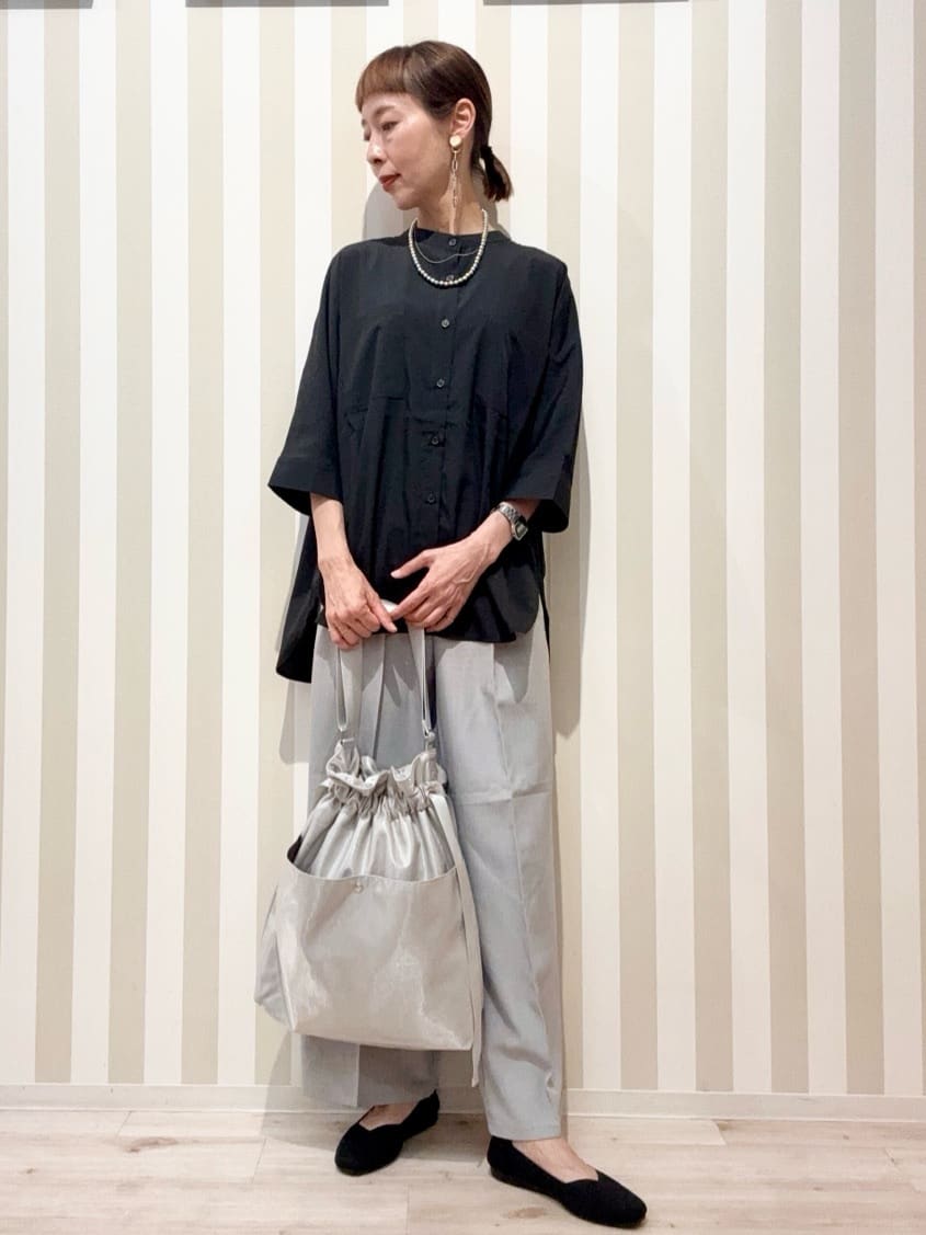 まつこさんの「SHOO･LA･RUE｜【S-LL/洗濯後しわになりにくい】コットン風 前あきドルマンブラウス」を使ったコーディネート