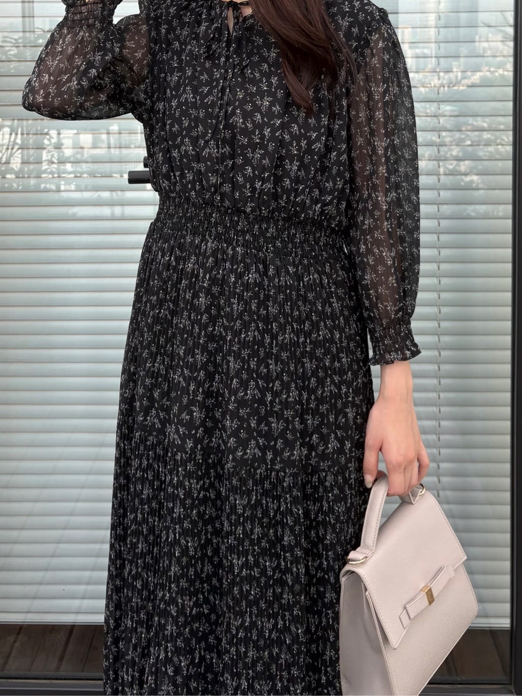 AOIさんの「Couture brooch｜【一枚で着映える・花柄・通勤】前後2WAYシフォン楊柳小花ワンピース」を使ったコーディネート