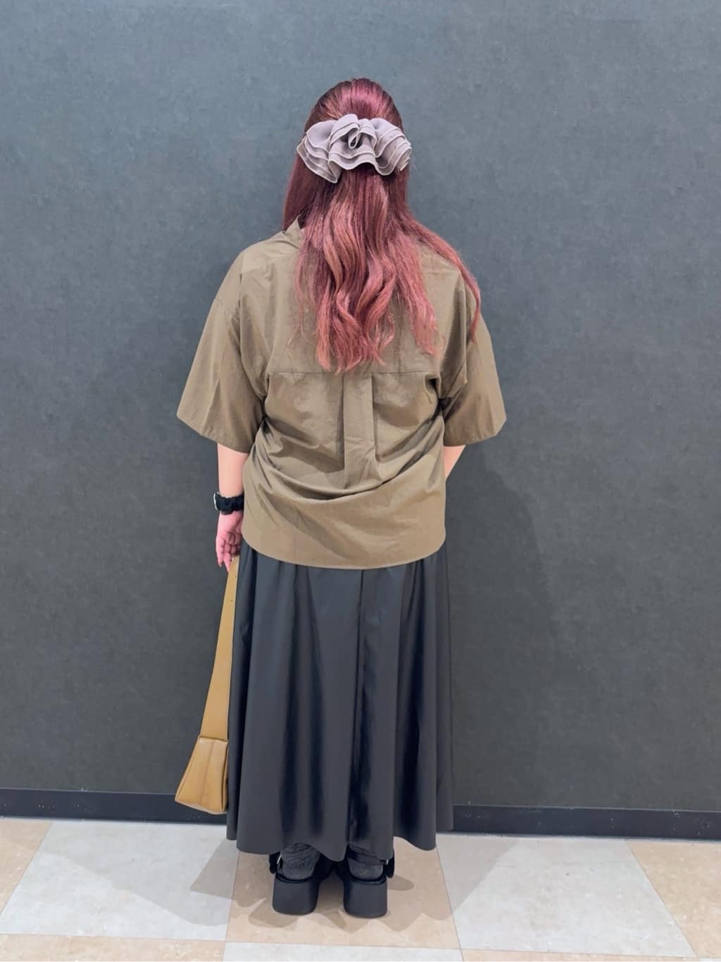 まやさんの「SHOO･LA･RUE｜【S-LL】大人の抜け感 合皮フレアスカート」を使ったコーディネート