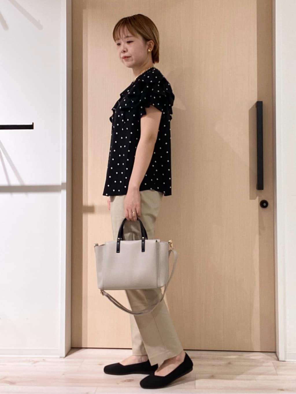 ひらしーさんの「SHOO･LA･RUE｜【無地/ドット柄】お袖フリルが華やぐ きれいめブラウス」を使ったコーディネート