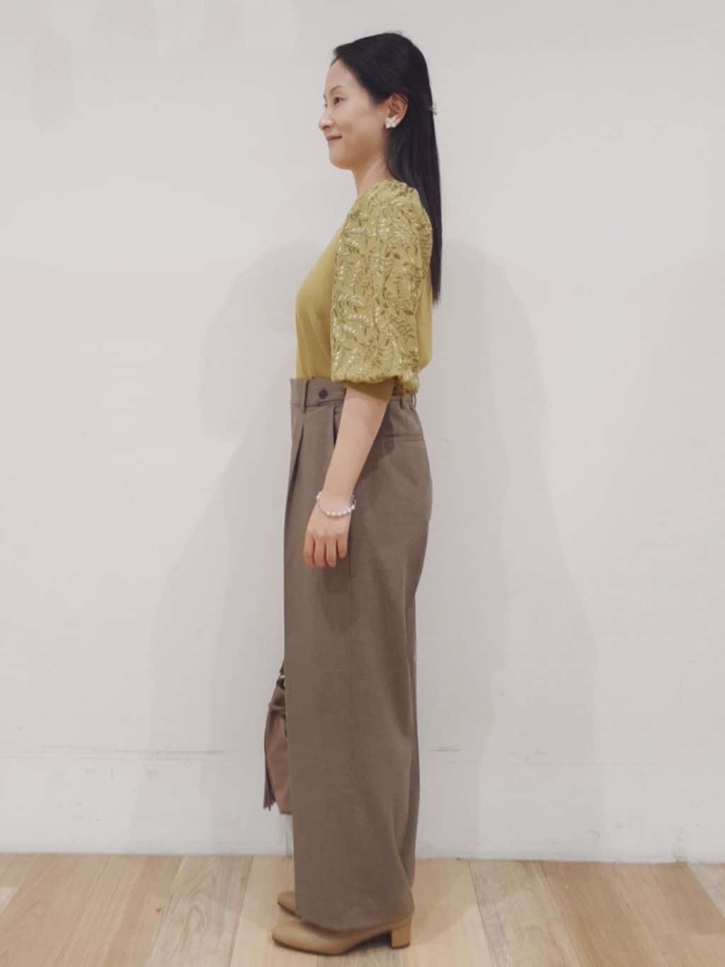 にこさんの「grove｜【二の腕カバー】繊細さと上品さをまとう袖刺繍プルオーバーニット」を使ったコーディネート