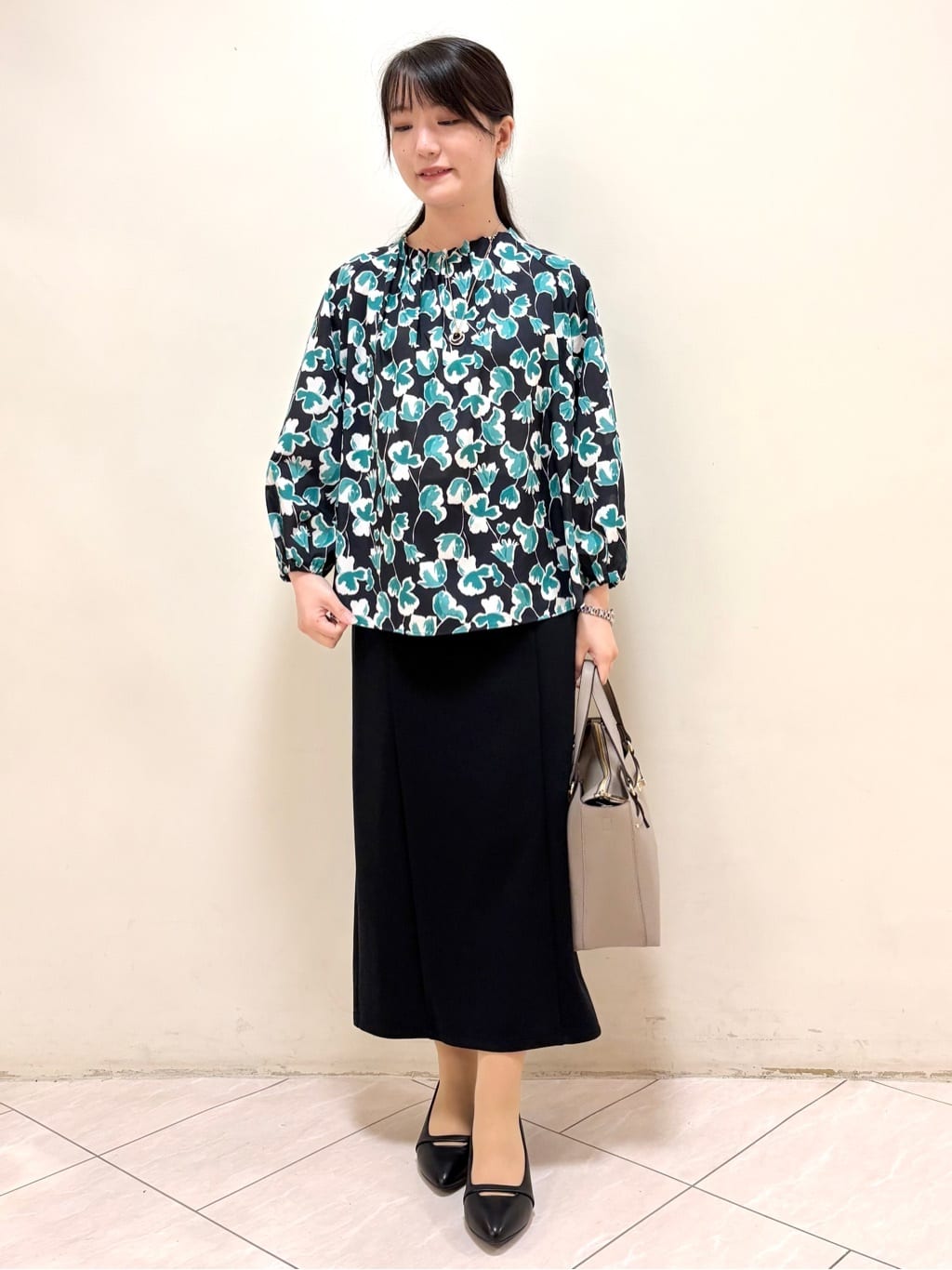 mikiさんの「Reflect｜【ジャケットのインナーにおすすめ◎】花柄タックデザインブブラウス」を使ったコーディネート
