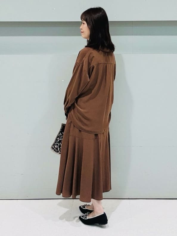 makiさんの「UNTITLED｜【セットアップ可/スキッパー/ゆったり】リラクパウダーシャツ」を使ったコーディネート