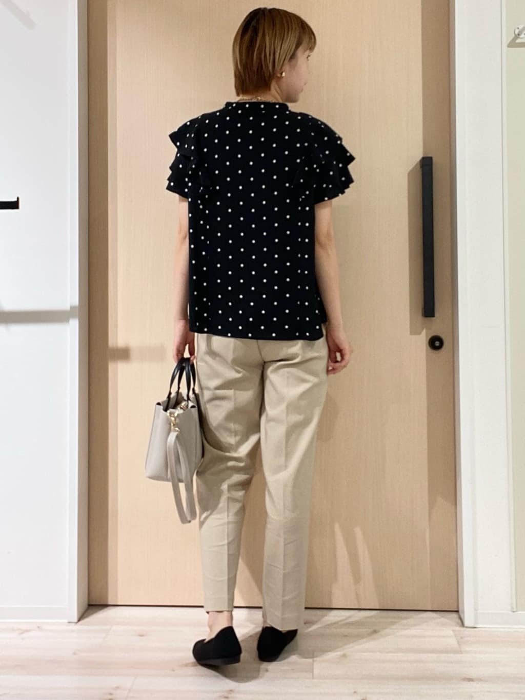 ひらしーさんの「SHOO･LA･RUE｜【無地/ドット柄】お袖フリルが華やぐ きれいめブラウス」を使ったコーディネート