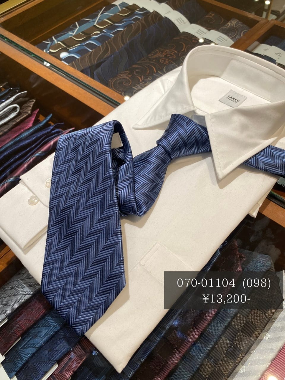 小南大和さんの「TAKEO KIKUCHI｜【Made in JAPAN】矢絣（やがすり）シルクネクタイ」を使ったコーディネート