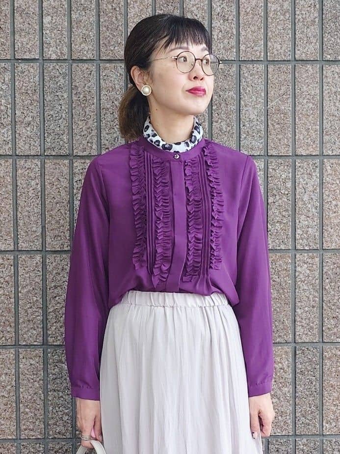 MUTSUKOさんの「UNTITLED｜【1枚で着映え/オンオフ着回し】フリルサテンブラウス」を使ったコーディネート