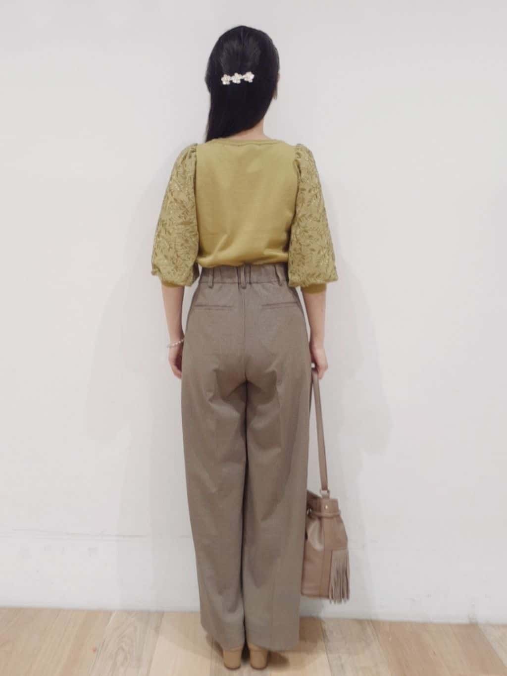 にこさんの「grove｜【二の腕カバー】繊細さと上品さをまとう袖刺繍プルオーバーニット」を使ったコーディネート