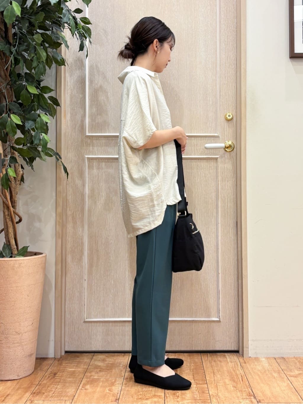 なみさんの「SHOO･LA･RUE｜【洗える/S-LL/5分袖】1枚でも羽織としても。さらさらドレープシャツ」を使ったコーディネート