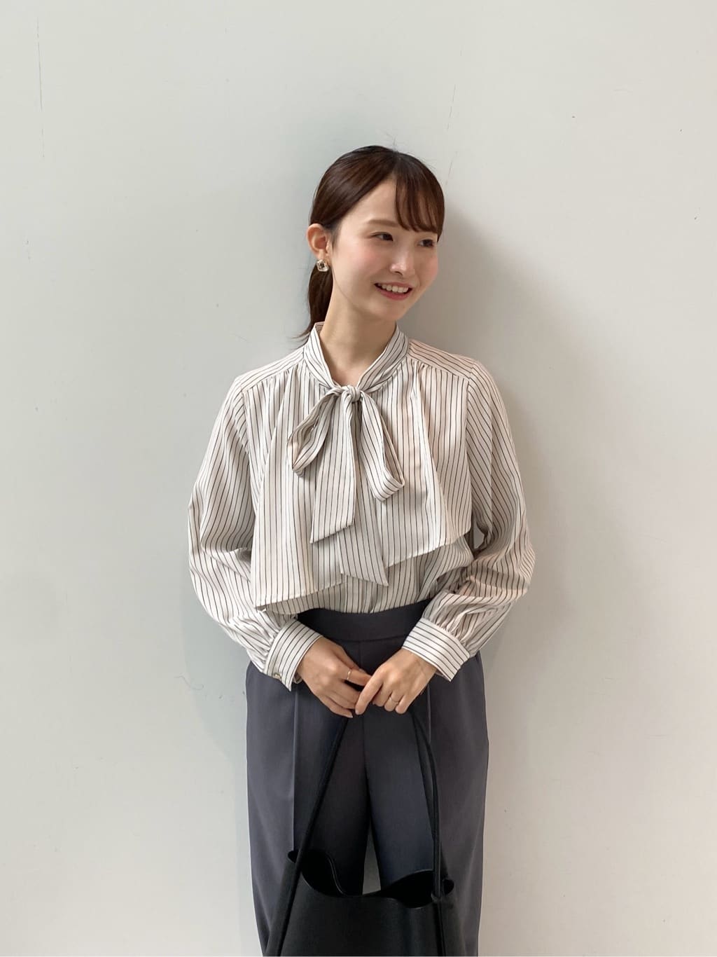 みさかさんの「index｜アシンメトリーレイヤードボウタイブラウス【洗濯機OK／イージーアイロン／防シワ】《XS～3L》」を使ったコーディネート