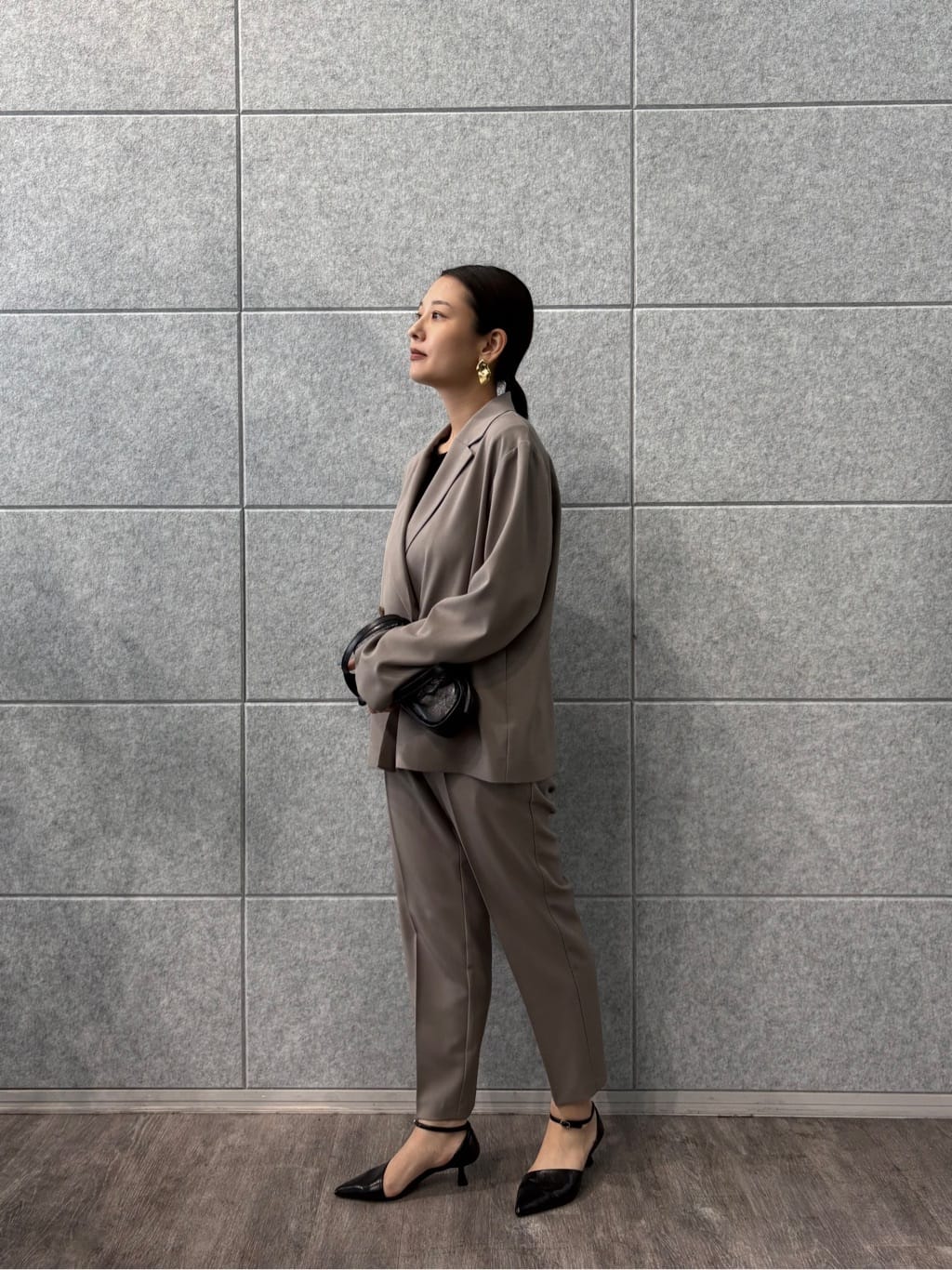 ayanoさんの「INDIVI｜Comfy SET UP｜イージーテーパードパンツ【セットアップ対応／通勤/カセット服】」を使ったコーディネート